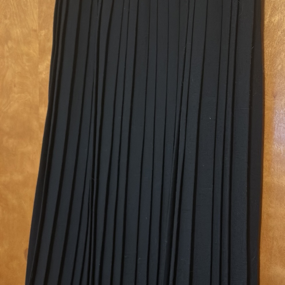 Long pleated Black Skirt - Picture 3 of 9